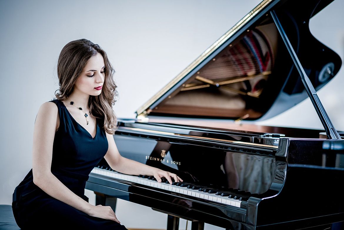 Mitra Kotte, Klavier