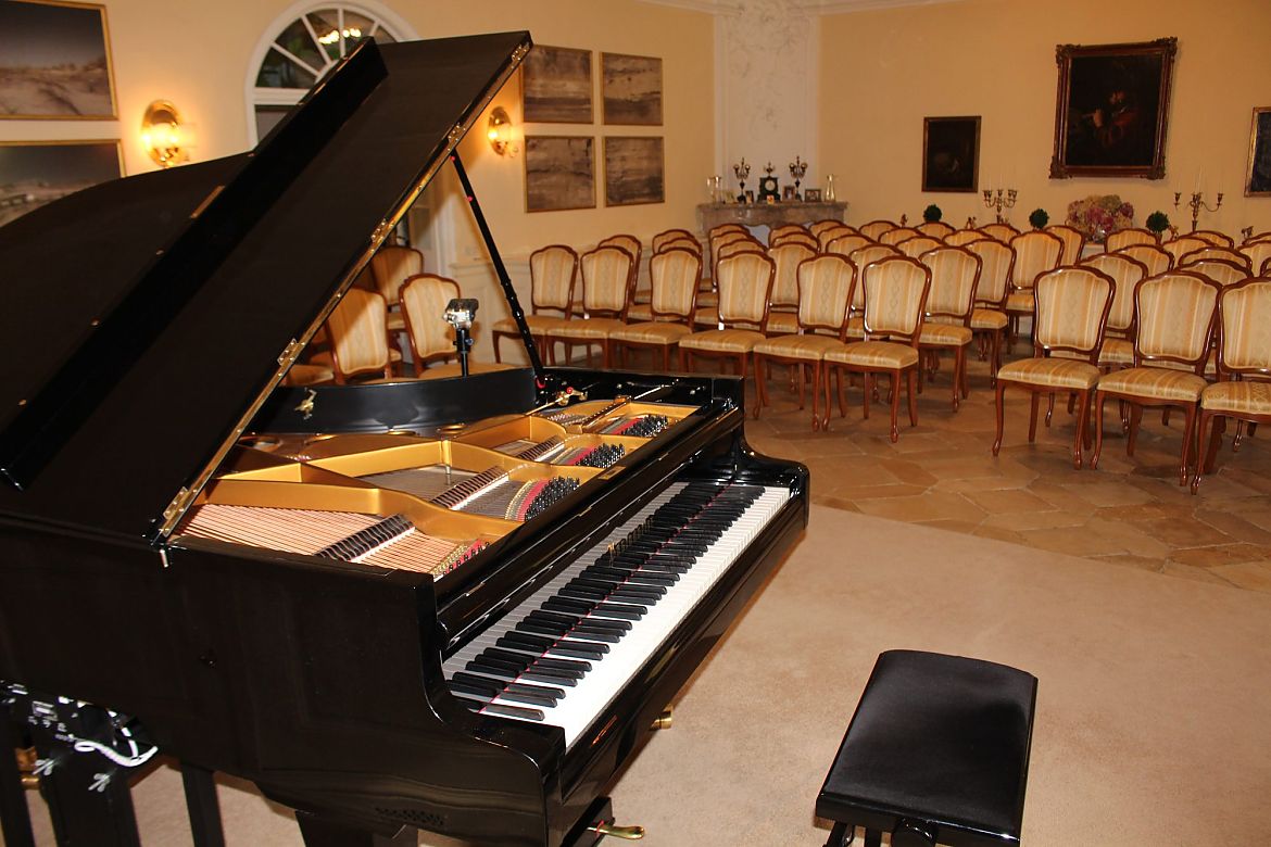 Gedeckte Tische im Salon von Schloss Höfling