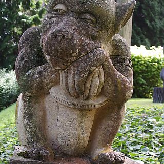 Schloss Höfling, Park, Wächter müde